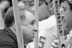 1970 год. Тренер сборной СССР по хоккею Анатолий Тарасов дает наставления игрокам команды