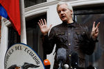 Основатель WikiLeaks Джулиан Ассанж на балконе посольства Эквадора в Лондоне, май 2017 года