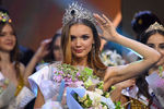 Победительница 25-го фестиваля красоты и талантов «Краса России-2019» Анна Бакшеева во время церемонии награждения