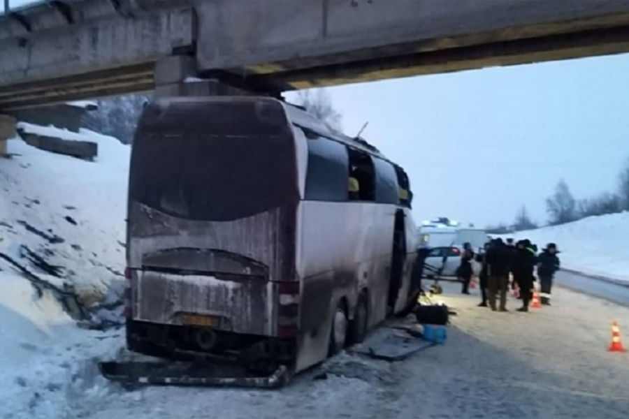 На&nbsp;месте ДТП на&nbsp;трассе &laquo;Каспий&raquo; около&nbsp;села Вослебово, где автобус &laquo;Неоплан&raquo; врезался в&nbsp;опору железнодорожного моста, 2&nbsp;января 2022&nbsp;года