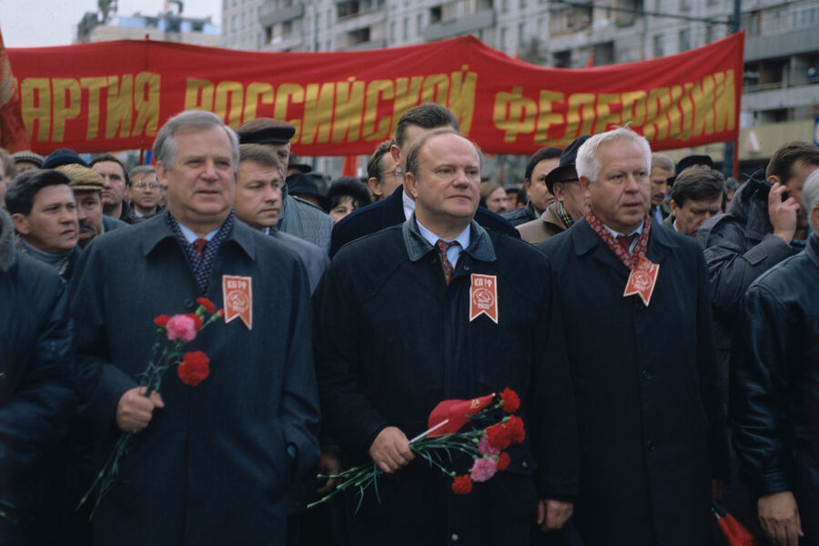 Николай Рыжков, лидер КПРФ, Геннадий Зюганов и член Президиума ЦК КПРФ, Валентин Купцов (слева направо) на&nbsp;шествии ряда оппозиционных организаций и движений, посвященном 79-й годовщине Октябрьской революции, 1996&nbsp;год