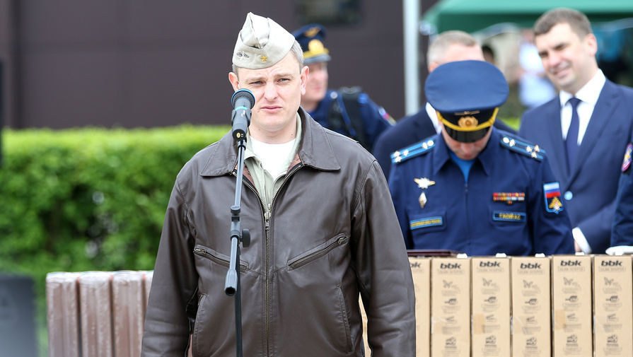 Пилот Сергей Еременко на праздничных мероприятиях, посвященных 25-летию создания двух авиационных групп высшего пилотажа — «Стрижи» и «Русские витязи», в Центре показа авиационной техники (ЦПАТ) в подмосковной Кубинке