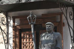 Памятник Юрию Лужкову около Музея Современного Искусства в Москве, 2010 год
