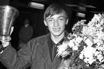 Школу Карпов закончил с золотой медалью и подал документы в МГУ, однако не прошел по конкурсу. После этого он планировал поступить в Военно-механический институт в Санкт-Петербурге. Однако Михаил Ботвинник, который тренировал Карпова, обратился к министру высшего образования СССР Вячеславу Елютину с просьбой выделить для юного шахматиста дополнительное место в МГУ, чтобы тот оставался в Москве.
<br>На фото: студент Анатолий Карпов с призом, выигранным на X первенстве мира по шахматам среди юношей
