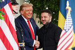 Президент США Дональд Трамп и президент Украины Владимир Зеленский во время встречи, 18 августа 2025 года
