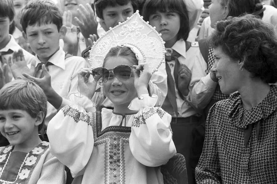 Американская школьница Саманта Смит в&nbsp;русском национальном костюме, и ее мама Джейн Смит во время посещения Московского городского Дворца пионеров на&nbsp;Ленинских горах в&nbsp;Москве, 20&nbsp;июля 1983&nbsp;года