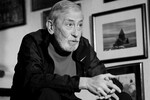 <b>Вахтанг Кикабидзе (19 июля 1938 — 15 января 2023)</b> — советский и грузинский певец, актер и режиссер. Российскому зрителю Кикабидзе наиболее известен по ролям в фильмах «Мимино», где актер сыграл роль летчика Валентина Мизандари, и «Не горюй!», картине Георгия Данелия, за роль в которой Кикабидзе получил приз за лучшую мужскую роль Международного кинофестиваля в Картахене. В 2016 году вышла книга под названием «Они», в которой Кикабидзе собрал несколько новелл про людей разных национальностей. С 2020 года Кикабидзе являлся депутатом парламента Грузии VII созыва.
