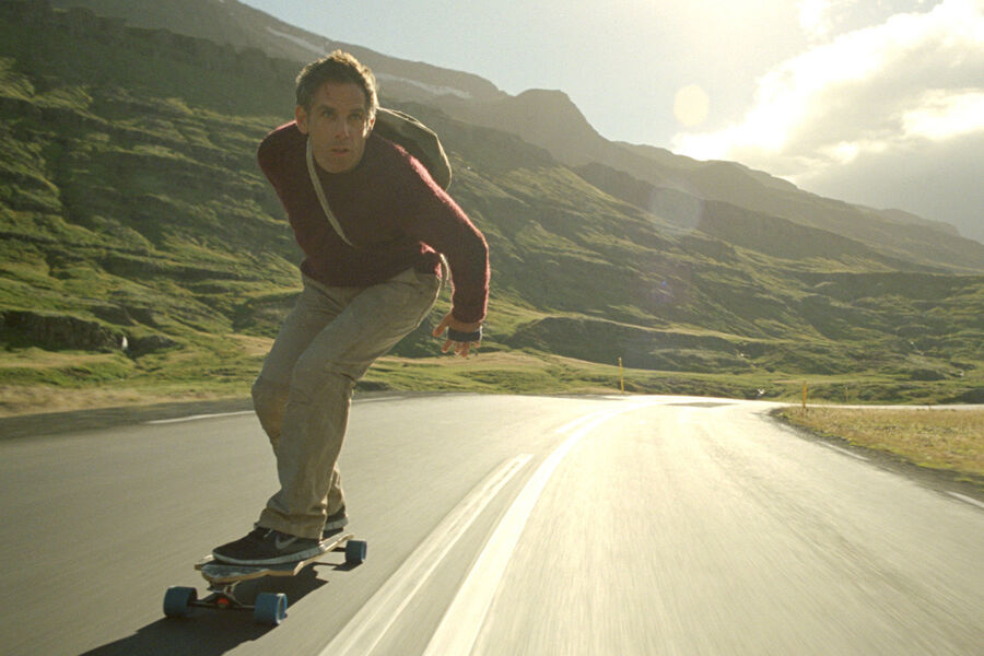 <b>“Невероятная жизнь Уолтера Митти” (2013)</b>
<br><br>
В&nbsp;одном из&nbsp;самых личных и амбициозных своих проектов Бен Стиллер снова оказался по&nbsp;обе стороны камеры — он и режиссер, и исполнитель главной роли. Его Уолтер Митти — тихий сотрудник журнала Life, скромный и заурядный, но богатой фантазией. Когда накануне сдачи номера из&nbsp;редакции пропадает важный снимок, Уолтер решает разыскать его автора и отправляется в&nbsp;путешествие, которое впервые выводит его из&nbsp;мира грез в&nbsp;настоящую жизнь.
