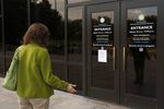 Туристка у&nbsp;закрытого входа в&nbsp;один из&nbsp;Смитсоновских музеев.