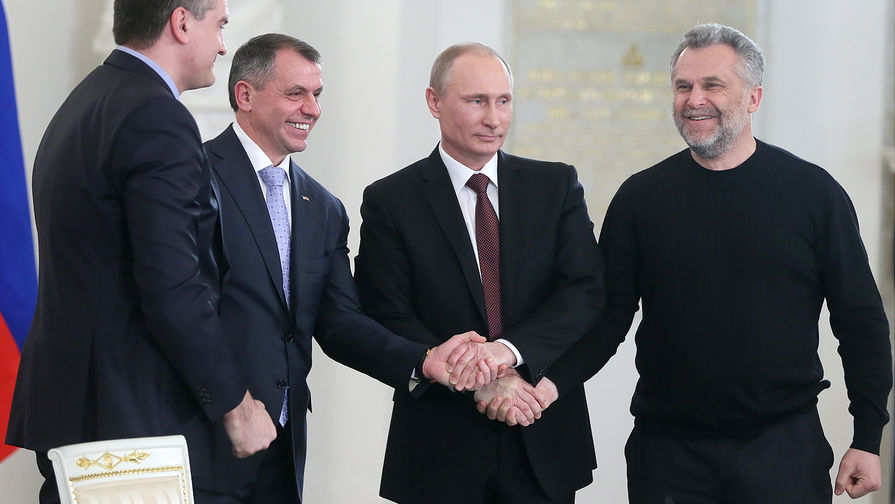 Премьер-министр Крыма Сергей Аксенов, председатель Верховного Совета Крыма Владимир Константинов, президент России Владимир Путин и глава Севастополя Алексей Чалый (слева направо) после подписания межгосударственного договора о принятии Республики Крым и города с особым статусом Севастополя в Российскую Федерацию
