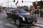 <b>Джо Байден — Cadillac The Beast</b>
<br>
Президент Соединенных Штатов Джо Байден, как и предыдущие президенты, получил штатный бронированный Cadillac The Beast («Зверь») – с таким наименованием американская автокомпания выпускает штучные автомобили исключительно для президентов США. Лимузин американского лидера оснащен системой ночного видения, пушками с перцовым газом и имеет 20-сантиметровую броню, которая может выдержать попадание среднего пушечного снаряда.