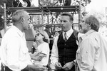 <b>«Неприкасаемые», Брайан Де Пальма (1987</b>
<br><br>
Одну из самых ярких ролей в начале своей карьеры Костнер сыграл в «Неприкасаемых» — детективной драме о противостоянии группы специальных агентов министерства финансов США и подпольной империи гангстера Аль Капоне в 1930-е годы. Он сыграл Элиота Несса — спецагента минфина, которому удалось посадить Аль Капоне в тюрьму на 11 лет.
<br><br>
<b>На фото:</b> актеры Шон Коннери и Кевин Костнер и режиссер Брайан Де Пальма на семках фильма «Неприкасаемые»
