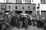 Вынос гроба с телом Высоцкого из Театра на Таганке, 28 июля 1980 года 