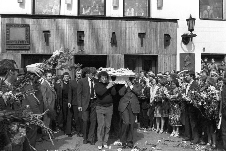Вынос гроба с&nbsp;телом Высоцкого из&nbsp;Театра на&nbsp;Таганке, 28&nbsp;июля 1980&nbsp;года 