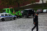 Эвакуация автомобиля Mercedes, владелец которого въехал на Васильевский спуск с угрозами взорвать транспортное средство, 3 октября 2018 года