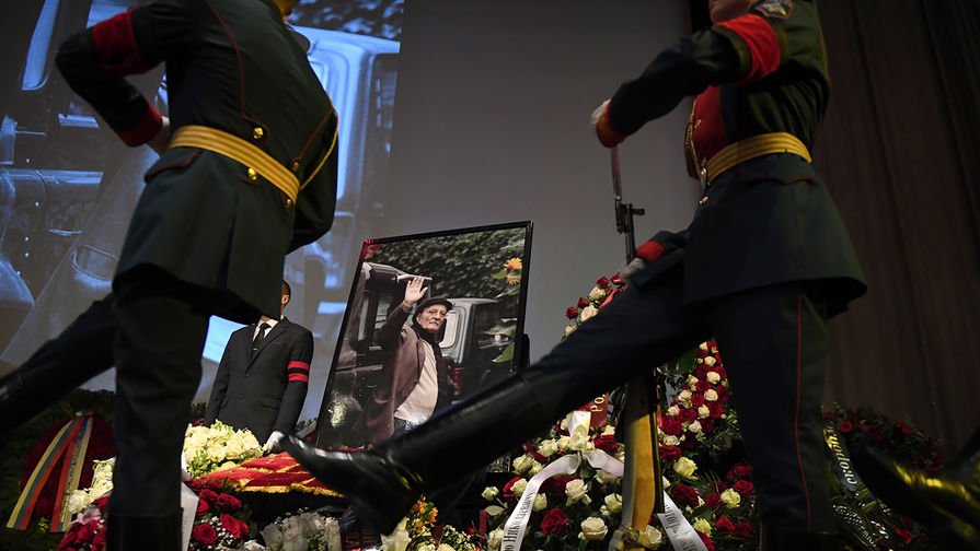 Во время церемонии прощания с режиссером Георгием Данелией в Доме кино, 9 апреля 2019 года
