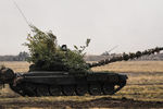 Танк Т-72Б3 во время основного этапа стратегического командно-штабного учения «Центр-2019» на полигоне «Донгуз», 20 сентября 2019 года