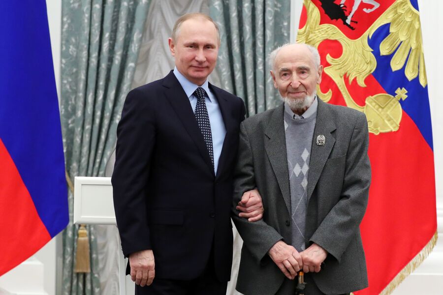 Президент РФ Владимир Путин и мультипликатор Леонид Шварцман на&nbsp;церемонии вручения премий в&nbsp;области литературы и искусства за&nbsp;произведения для&nbsp;детей и юношества, 2017&nbsp;год