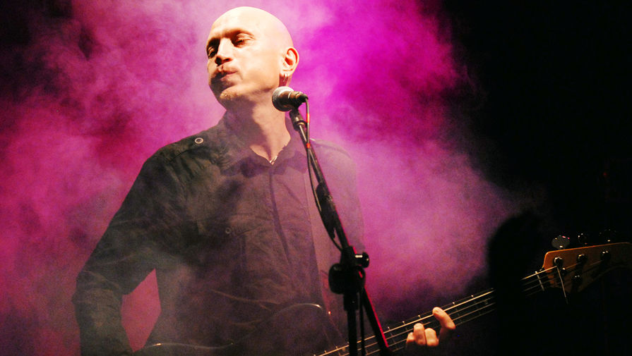 Солист группы Tequilajazzz Евгений Федоров во время выступления в&nbsp;клубе Б2 в&nbsp;Москве, 2006 год
