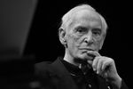 <b>Василий Лановой (16 января 1934 — 28 января 2021). </b> Легендарный советский актер театра и кино, звезда фильмов «Алые паруса», «Война и мир», «Анна Каренина», «Офицеры». Также известен как знаток поэзии и выдающийся чтец. Народный артист СССР, лауреат Ленинской премии, кавалер ордена «3а заслуги перед Отечеством» III степени 