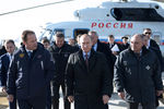 Глава «Роскосмоса» Игорь Комаров, президент России Владимир Путин и директор Федерального агентства специального строительства РФ Александр Волосов (слева направо на первом плане) во время посещения строящегося космодрома Восточный