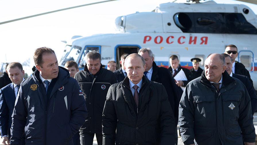 Глава &laquo;Роскосмоса&raquo; Игорь Комаров, президент России Владимир Путин и директор Федерального агентства специального строительства РФ Александр Волосов (слева направо на&nbsp;первом плане) во время посещения строящегося космодрома Восточный