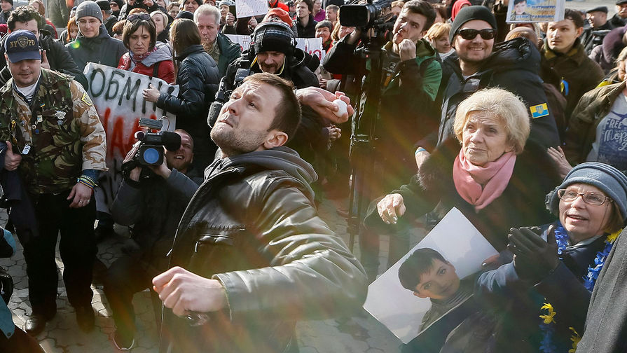 Участники митинга за освобождение украинской летчицы Надежды Савченко закидывают яйцами посольство России в Киеве