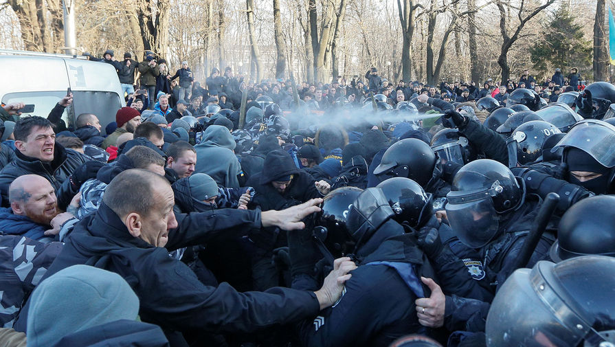 Столкновения сотрудников полиции и протестующих около&nbsp;здания Верховной рады Украины в&nbsp;Киеве, 17 декабря 2019 года
