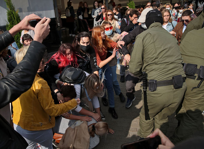 Участницы &laquo;Женского марша&raquo; на&nbsp;площади Свободы в&nbsp;Минске, 12 сентября 2020 года