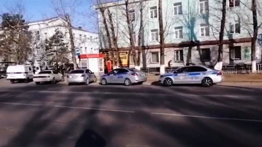 На месте стрельбы в колледже в центре Благовещенска, 14 ноября 2019 года