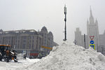 Снегоуборочная техника на улице Новинский бульвар в Москве, 13 февраля 2021 года