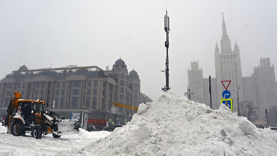 Снегоуборочная техника на&nbsp;улице Новинский бульвар в&nbsp;Москве, 13&nbsp;февраля 2021&nbsp;года