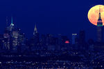 Эмпайр-стейт-билдинг во время полнолуния
