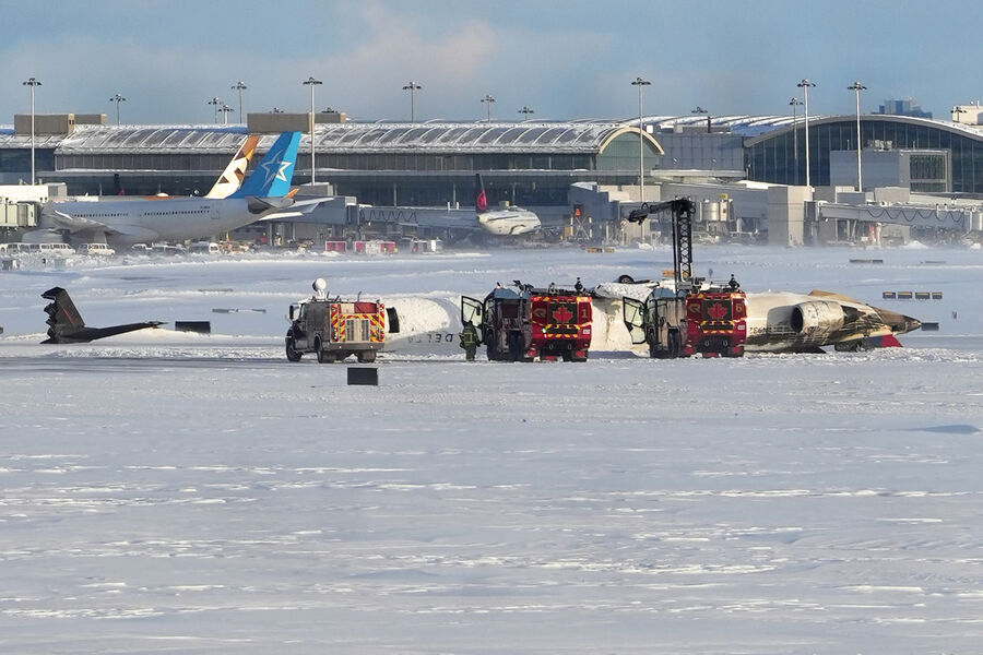 На&nbsp;месте крушения самолета Bombardier CRJ-900 авиакомпании Delta Air Lines в&nbsp;международном аэропорту Пирсон в&nbsp;Торонто, Канада, 17&nbsp;февраля 2025&nbsp;года