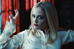 <b>«Мрачные тени» (2012)</b>
<br><br>
В этом готическом вампирском фэнтези режиссер Тим Бертон собрал блестящую актерскую команду: Джонни Депп, Хелена Бонэм-Картер, Мишель Пфайффер, Джонни Ли Миллер, Хлои Грейс Мориц и даже Элис Купер в роли самого себя. Ева Грин исполнила одну из главных ролей — злой ведьмы, которая в конце XVIII века обиделась на юношу из богатой семьи за то, что не захотел на ней жениться, и обратила его в вампира. Юношу (Джонни Депп) всем городом заколотили в гроб, но через 200 лет он выбрался и готов снова противостоять злой ведьме (которая по-прежнему жива). А заодно и привыкать к жизни в 1972 году.
