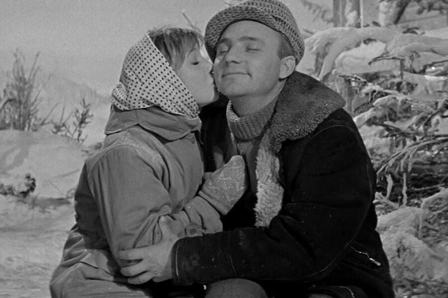 <b>«Девчата» (1961), Надежда Румянцева и Николай Рыбников</b>
<br><br>
«Я вот все думала, как это люди целуются. Ведь им же носы должны мешать?» — эта фраза Тоси из&nbsp;«Девчат» сама по&nbsp;себе кажется смешной, умильной и честной. Как и ее экранный поцелуй с&nbsp;«агрессором Илюшкой».

