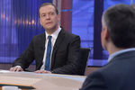 Председатель правительства РФ Дмитрий Медведев во время интервью по итогам работы правительства РФ в прямом эфире в программе «Разговор с Дмитрием Медведевым» журналистам пяти российских телеканалов