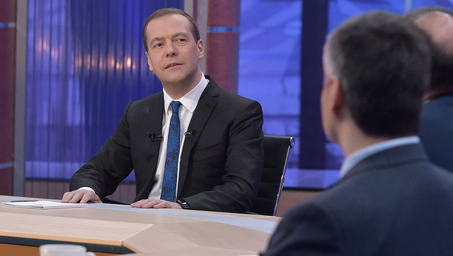 Председатель правительства РФ Дмитрий Медведев во время интервью по&nbsp;итогам работы правительства РФ в&nbsp;прямом эфире в&nbsp;программе &laquo;Разговор с&nbsp;Дмитрием Медведевым&raquo; журналистам пяти российских телеканалов