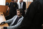 Руслан Соколовский (слева на первом плане), приговоренный к 3,5 года условно за оскорбление чувств верующих и экстремизм после публикации в интернете видеоролика о ловле покемонов в Храме-на-Крови, во время вынесения приговора в Верх-Исетском районном суде