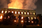 Во время пожара в Национальном музее Бразилии в Рио-де-Жанейро