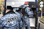 Сотрудники полиции на месте акции протеста оппозиции в Ереване, 19 ноября 2020 года