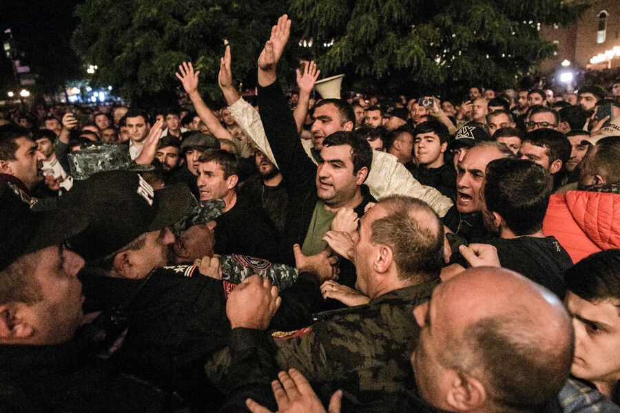 Участники протеста на&nbsp;фоне эскалации в&nbsp;Нагорном Карабахе и сотрудники полиции на&nbsp;площади Республики в&nbsp;Ереване, Армения, 19&nbsp;сентября 2023&nbsp;года