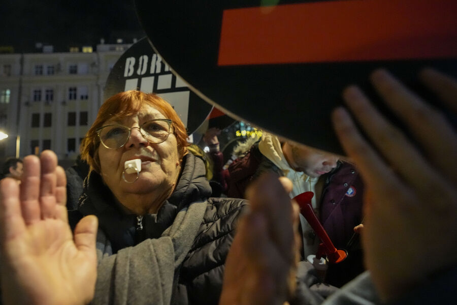 Сторонники оппозиции на&nbsp;митинге в&nbsp;Белграде, Сербия, 24&nbsp;декабря 2023&nbsp;года