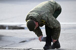 Военнослужащий перед началом генеральной репетиции военного парада в честь 79-летия Победы в Великой Отечественной войне, 5 мая 2024 года