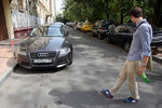 Автовладелец демонстрирует, что нанести парковочную разметку на Пыхов-Церковном проезде по ГОСТу не получится