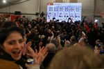 Сторонники левой радикальной партии СИРИЗА во время оглашения данных exit poll