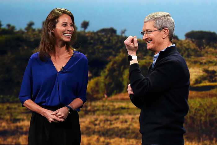 Кристи Тёрлингтон Бёрнс и Тим Кук во время презентации Apple