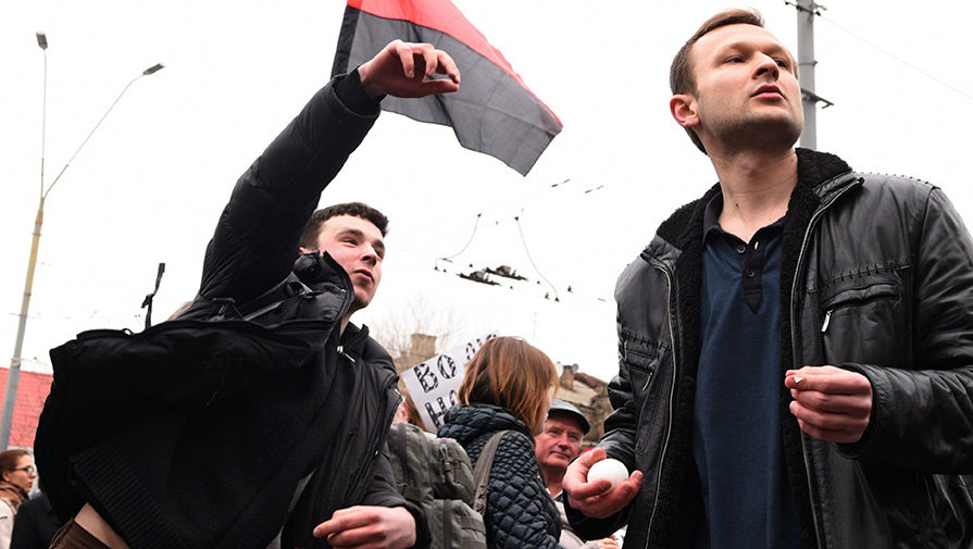 Участники акций в защиту Савченко забрасывают краской и яйцами посольство Российской Федерации в Киеве