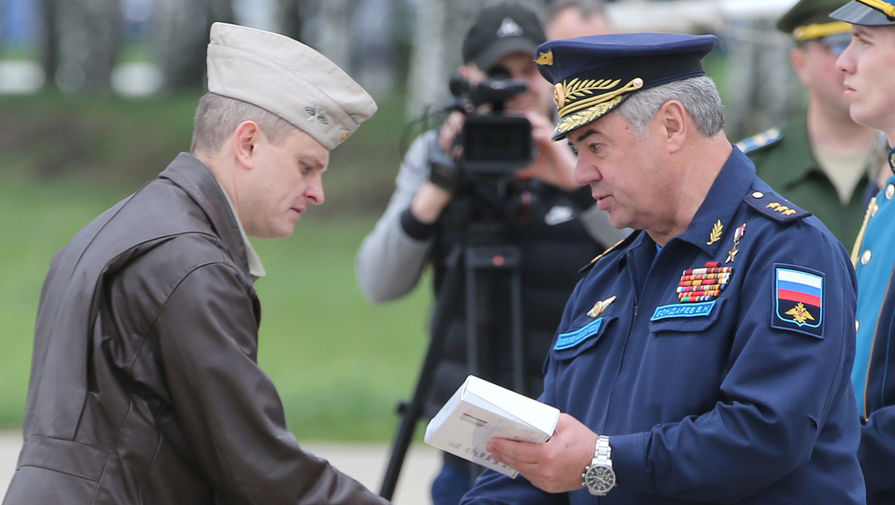 Пилот Сергей Еременко и главнокомандующий Воздушно-космических сил (ВКС) Виктор Бондарев на праздничных мероприятиях, посвященных 25-летию создания двух авиационных групп высшего пилотажа — «Стрижи» и «Русские витязи», в Центре показа авиационной техники (ЦПАТ) в подмосковной Кубинке