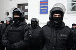 Сотрудники полиции в оцеплении на месте проведения акции в память о погибших при пожаре в ТЦ «Зимняя вишня» в Кемерово, 27 марта 2018 года